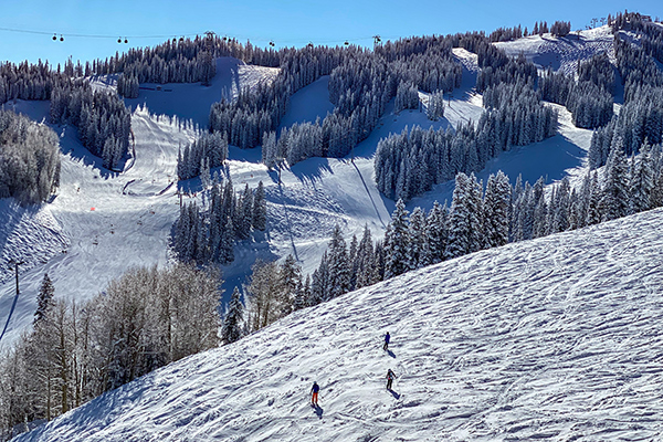 Skiing in Aspen vs Vail